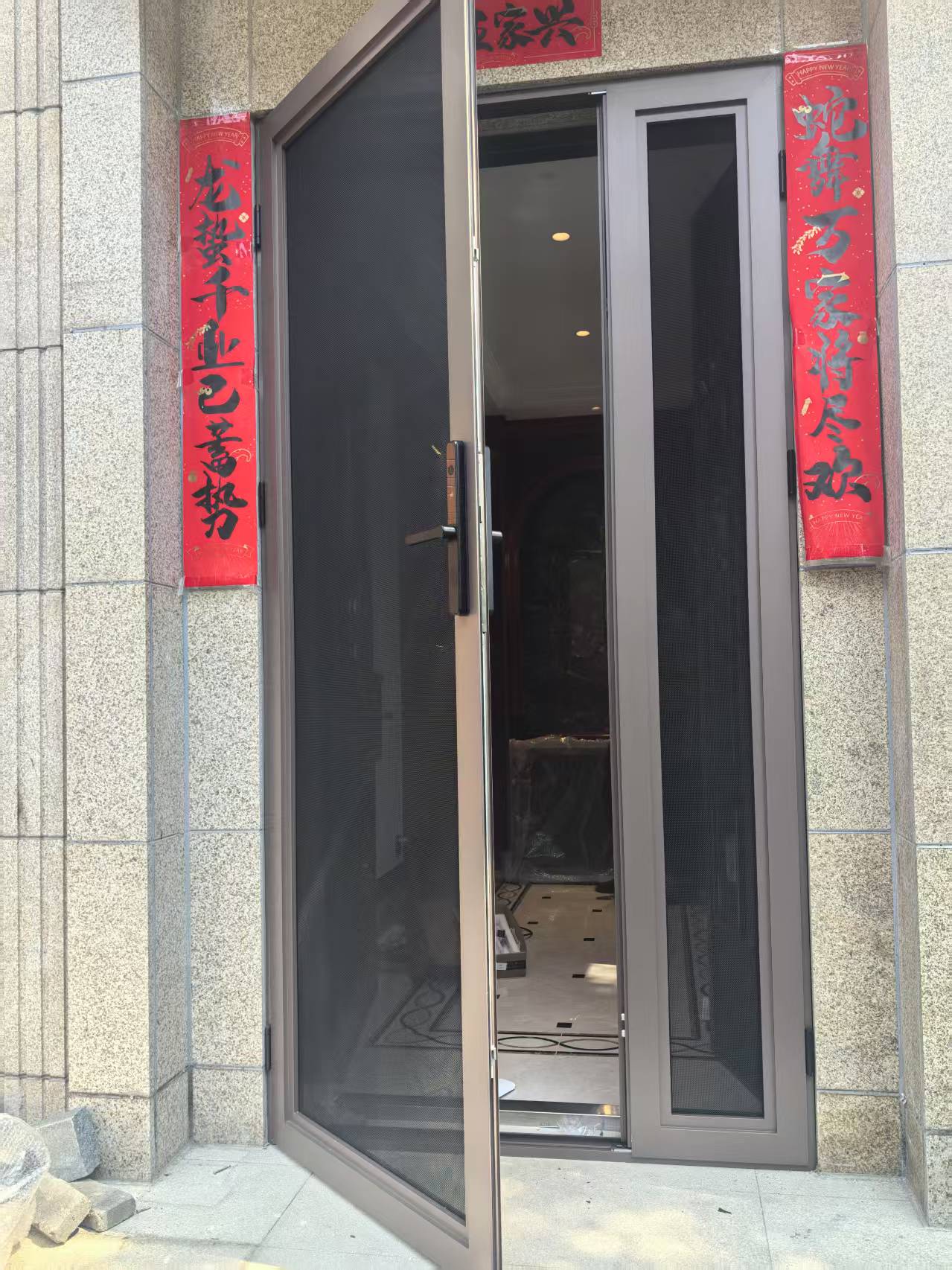 浦泉路 251 弄?jiǎng)e墅安裝金剛網(wǎng)防護(hù)紗門(mén)窗